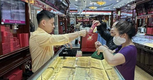 Đổ xô mua vàng khi giá vượt 134 triệu đồng