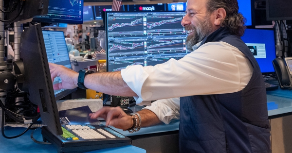 Cổ phiếu bán dẫn và ngân hàng kéo chứng khoán Mỹ đi lên, TSMC là điểm nhấn