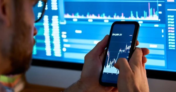 Khối ngoại quay đầu bán ròng tuần VN-Index thử thách vùng đỉnh 1.900 điểm