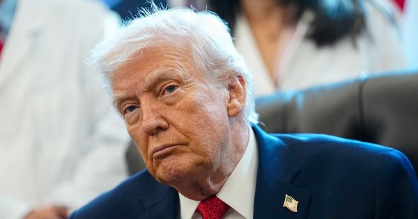 Động thái bất ngờ của ông Trump ngay trước thềm năm mới