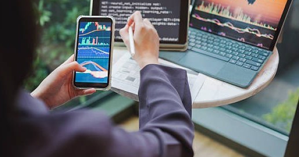 Khối ngoại bán ròng 1.800 tỷ đồng, áp lực dồn vào VCB, VIC và VNM