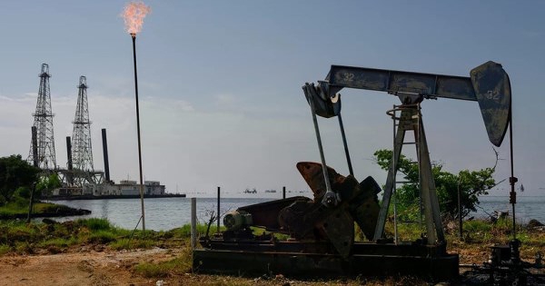 Mỹ thông báo nới lỏng trừng phạt dầu mỏ Venezuela