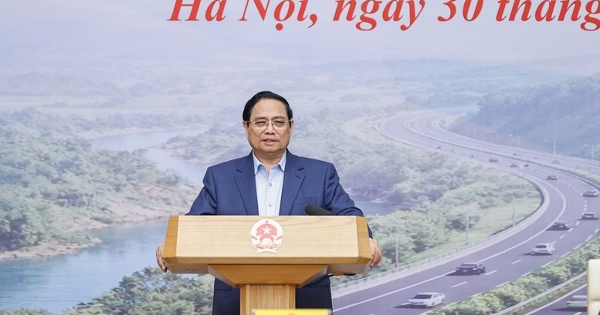 Thủ tướng: 'Không để tình trạng mười mấy nhà thầu cùng làm 1 km đường cao tốc'