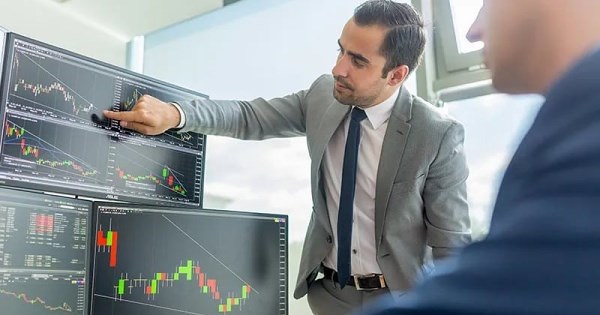 Khối ngoại mua ròng gần 800 tỷ đồng, tâm điểm VCB và VHM