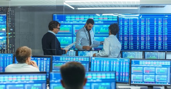 Khối ngoại tiếp đà mua ròng phiên cuối năm, FPT dẫn đầu chiều bán