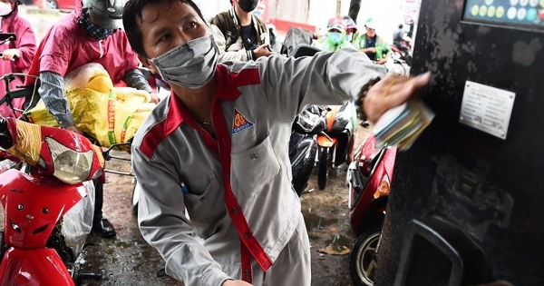 Giá xăng giảm, dầu tăng