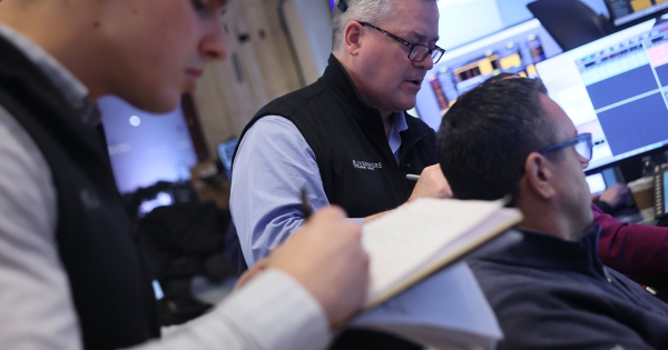 S&P 500, Nasdaq Composite quay đầu giảm điểm sau báo cáo của Nvidia