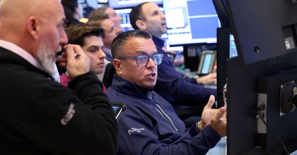 Đà bán tháo tiếp tục: Dow Jones bay gần 600 điểm, S&P 500 xuống thấp hơn đầu năm