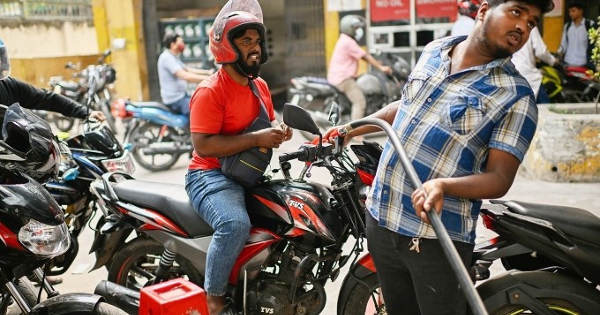 Các nước áp trần giá, khuyến khích làm từ xa khi nguồn cung xăng dầu đứt gãy