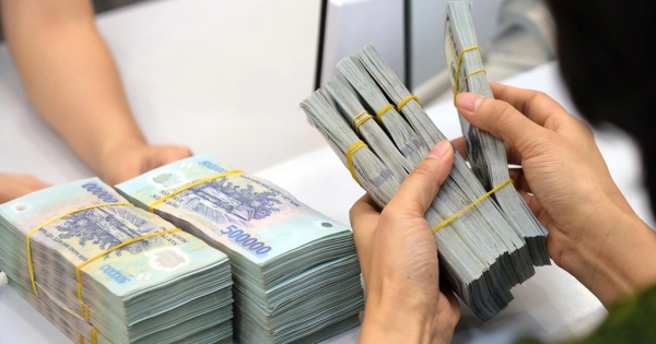 Giá bán USD tự do vượt mốc 27.000 VND