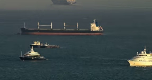 Một tuyến đường hàng hải 'hưởng lợi' khi eo biển Hormuz tắc nghẽn