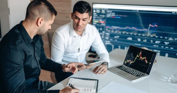 Khối ngoại trở lại giải ngân 1.200 tỷ đồng tuần VN-Index giảm hơn 71 điểm