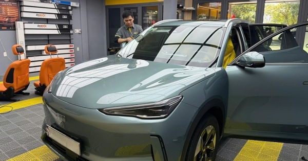 Xe mới mua có nên dùng phim cách nhiệt hãng tặng?