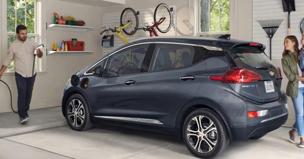 Lượng tìm kiếm xe điện tăng vọt khi giá xăng tăng