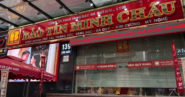 Lực lượng công an xuất hiện tại cửa hàng Bảo Tín Minh Châu