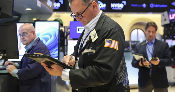 Giá dầu tăng, chứng khoán Mỹ lại quay đầu giảm