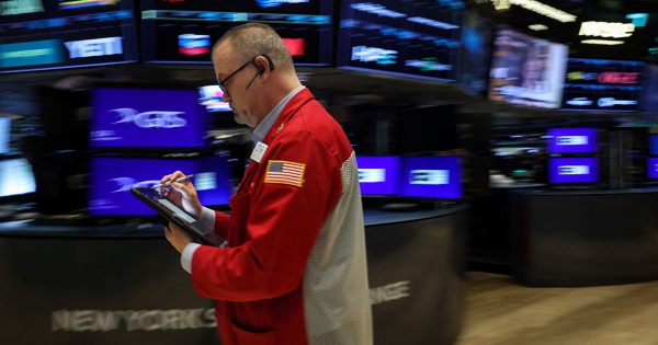 Chứng khoán Mỹ chìm trong sắc đỏ trước nguy cơ xung đột Trung Đông kéo dài