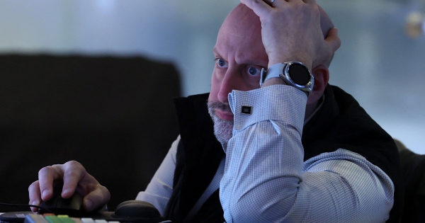 Dow Jones lại giảm gần 800 điểm khi giá dầu vọt tăng