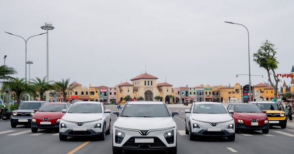 Tốc độ bán hàng của hãng xe tỷ phú Vượng: Chưa đầy 2 phút lại có 1 xe VinFast rời showroom