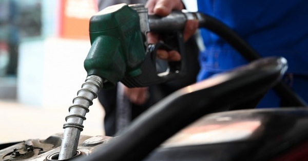Giá xăng dầu tiếp đà giảm, dầu diesel giảm mạnh xuống dưới 28.000 đồng/lít