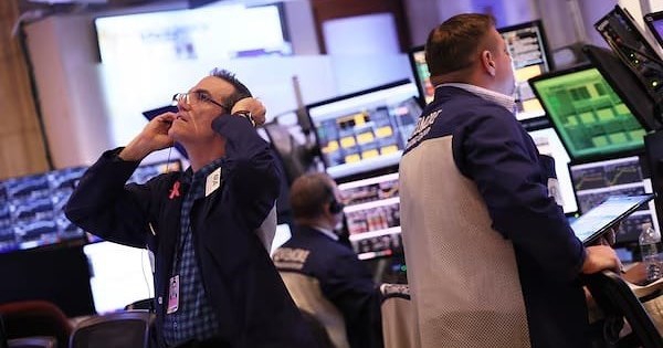 Khối ngoại bán ròng gần 2.000 tỷ đồng, FPT tiếp tục là tâm điểm