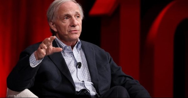 Tỷ phú Ray Dalio: Mỹ đã rơi vào lạm phát đình trệ, Fed tuyệt đối không nên hạ lãi suất
