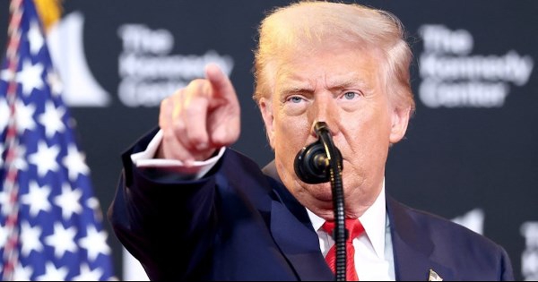 Mỹ khẩn trương tìm phi công mất tích, ông Trump dọa sẽ trút 'địa ngục' xuống Iran