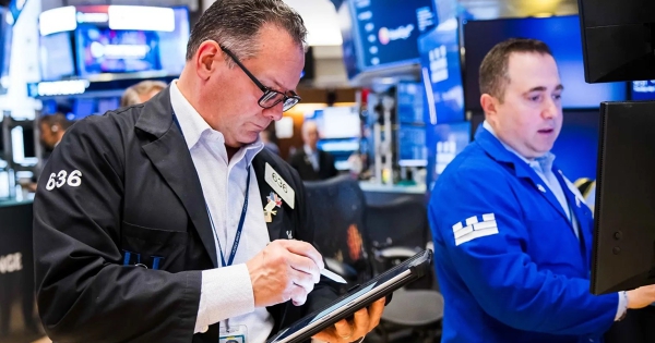 S&P 500, Nasdaq Composite mất chuỗi tăng sau báo cáo lạm phát nóng hơn kỳ vọng