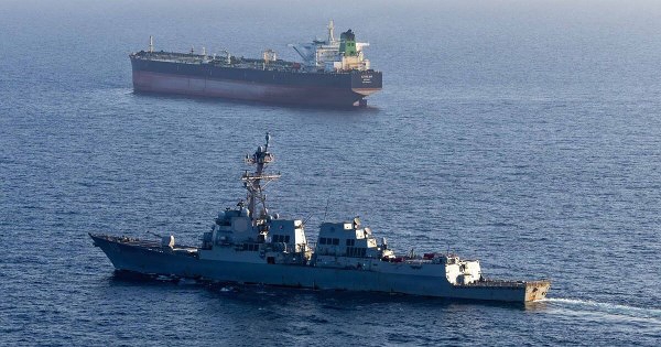 Mỹ và Iran lại nổ súng ở eo biển Hormuz, ông Trump khẳng định đối phương bị ‘tổn thất nặng nề’