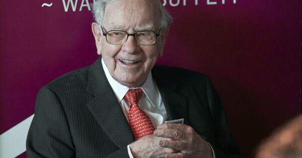 Lời khuyên của huyền thoại Warren Buffett: Hãy đầu tư từ khi còn thật trẻ