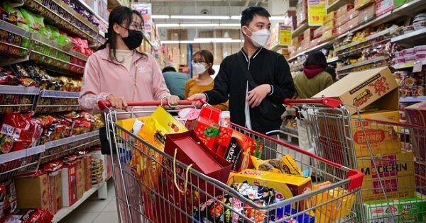 Người tiêu dùng mua sắm Tết sớm
