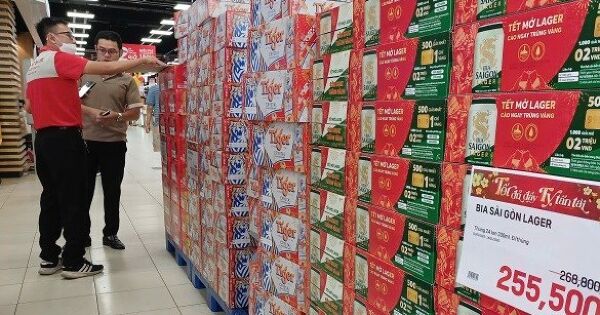 Thị trường bia Tết trầm lắng dù giá giảm liên tục
