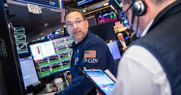 Dow Jones tăng hơn 200 điểm nhờ PPI thấp hơn dự kiến, Nasdaq Composite ngược chiều giảm liền 5 phiên