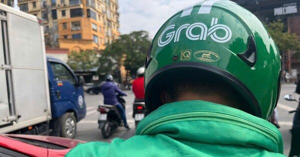 Tài xế xe công nghệ, shipper ồ ạt tắt app: Nền tảng nói gì?