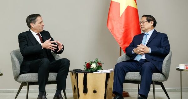 Thủ tướng đề nghị tập đoàn ô tô lớn nhất Czech phát triển xe điện tại Việt Nam