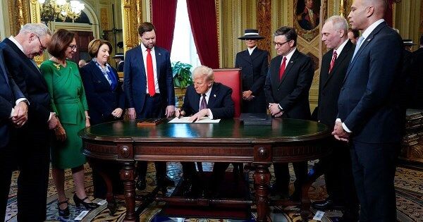Ông Trump ký hàng loạt sắc lệnh trong ngày đầu nhậm chức, tập trung vào biên giới và năng lượng