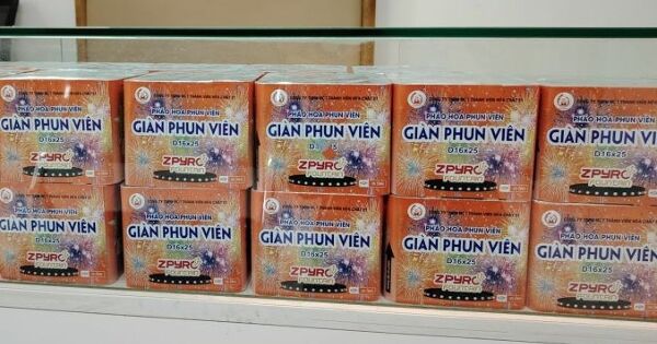 Giá pháo hoa tăng gần gấp đôi dịp Tết vẫn 'cháy hàng'