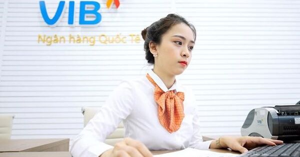 Thu nhập nhân viên một ngân hàng quay đầu giảm trong năm 2024
