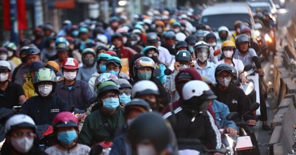 Đường Hà Nội, TP HCM ùn ứ vì đông người về quê nghỉ Tết
