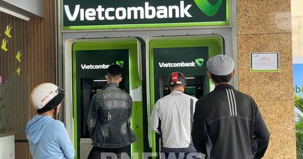 Không còn cảnh xếp hàng chờ rút tiền mặt ở các trụ ATM