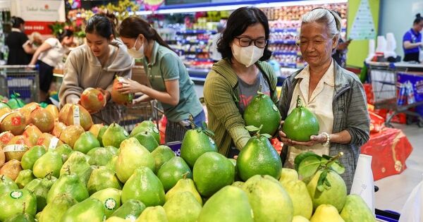 Giá hoa quả tăng nhẹ ngày mùng 1 Tết