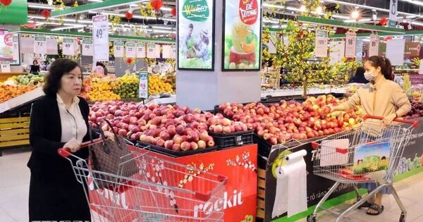 Nguồn cung hàng hóa đủ, một số siêu thị, cửa hàng phục vụ xuyên Tết