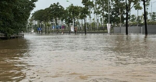 Hà Nội khó giải 'bài toán' tiêu thoát nước khi có mưa lớn kéo dài