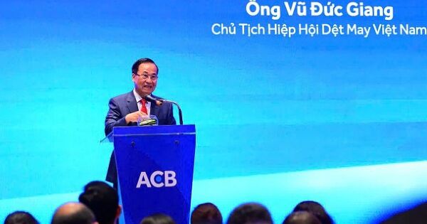 'Dệt may qua thời chỉ gia công hàng giá rẻ'