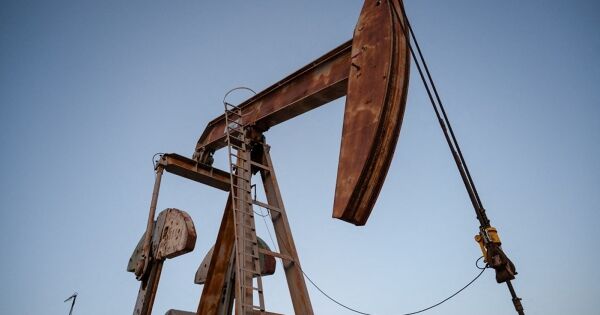 IEA: Thị trường dầu mỏ toàn cầu đối mặt nguy cơ dư cung lớn trong năm tới