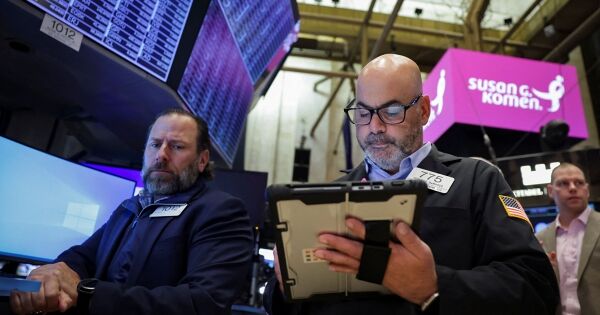 Dow Jones mất 300 điểm trước mối lo nợ xấu, nhiều cổ phiếu ngân hàng bị bán tháo