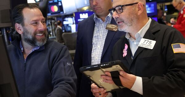 Dow Jones tiến sát mốc 47.000 điểm nhờ kết quả kinh doanh mạnh mẽ của Coca-Cola, 3M