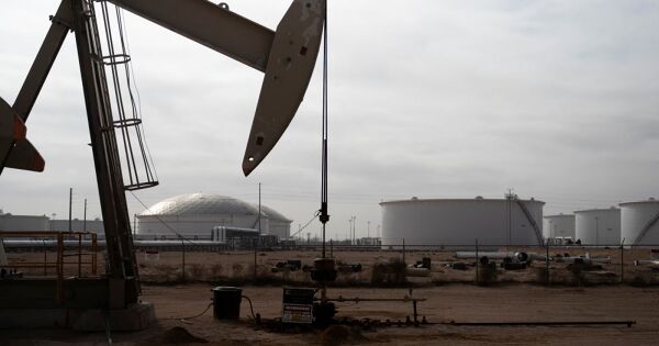 Thị trường dầu mỏ đang bước vào giai đoạn dư cung kéo dài?