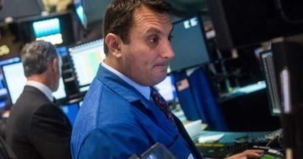 Khối ngoại bán ròng gần 1.900 tỷ đồng phiên cuối tuần, tâm điểm cổ phiếu chứng khoán