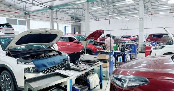 Quá tải ôtô, xe máy 'đi bệnh viện' vì ngập nước